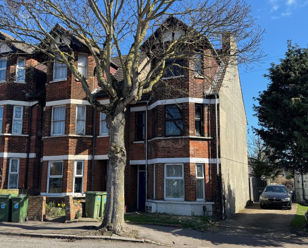 Lot: 150 - FREEHOLD INVESTMENT - THREE-BEDROOM MAISONETTE AND ONE-BEDROOM GARDEN FLAT - Front of property